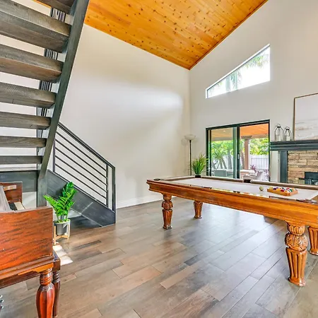 Walk To Lagoon! Luxe Coastal Escape W/ Pool Table *