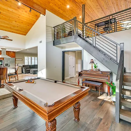 Walk To Lagoon! Luxe Coastal Escape W/ Pool Table Holiday home Carlsbad