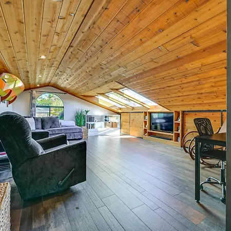 Walk To Lagoon! Luxe Coastal Escape W/ Pool Table Holiday home *