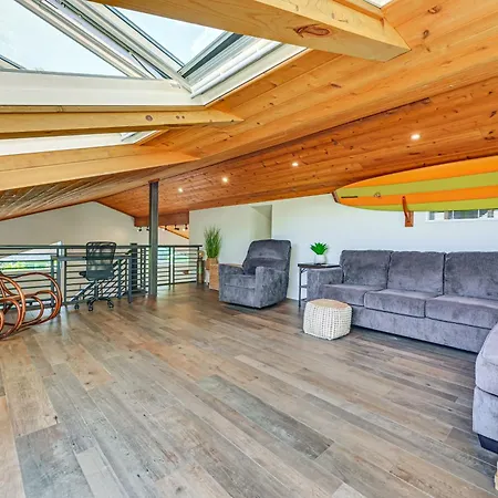 Walk To Lagoon! Luxe Coastal Escape W/ Pool Table Holiday home *