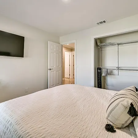 Holiday home Walk To Lagoon! Luxe Coastal Escape W/ Pool Table *