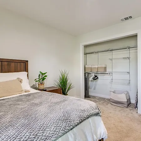 Walk To Lagoon! Luxe Coastal Escape W/ Pool Table Holiday home