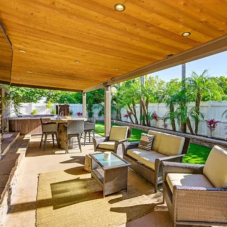 Walk To Lagoon! Luxe Coastal Escape W/ Pool Table Holiday home *