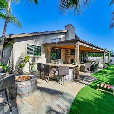 Walk To Lagoon! Luxe Coastal Escape W/ Pool Table Holiday home