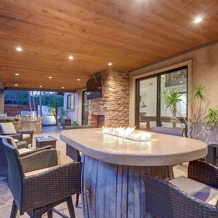 Walk To Lagoon! Luxe Coastal Escape W/ Pool Table Holiday home