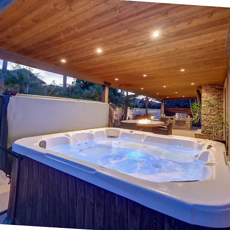 Holiday home Walk To Lagoon! Luxe Coastal Escape W/ Pool Table *