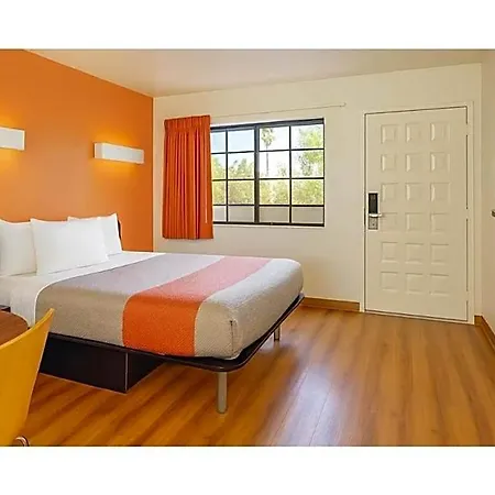 Hotel 6-carlsbad, Ca 3*
