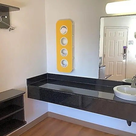 6-carlsbad, Ca - Village Hotel