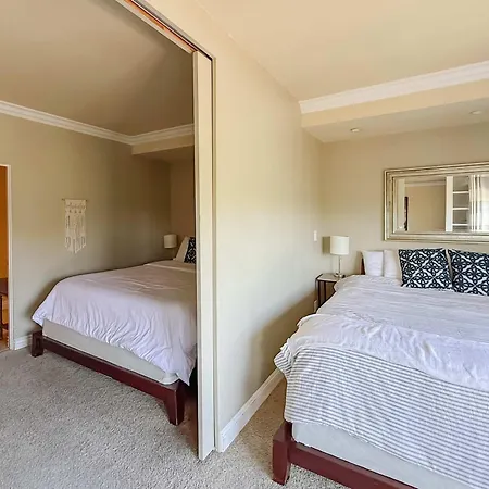 Holiday home With Tennis Court View & King Beds *