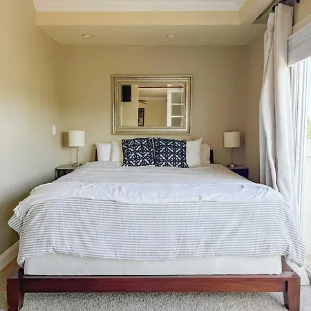 Holiday home With Tennis Court View & King Beds *