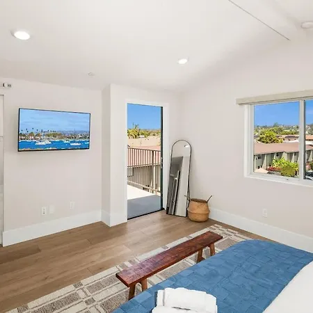 3 Minute Walk To 4 Bedroom Holiday home *