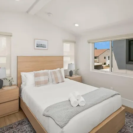 3 Minute Walk To 4 Bedroom Holiday home *