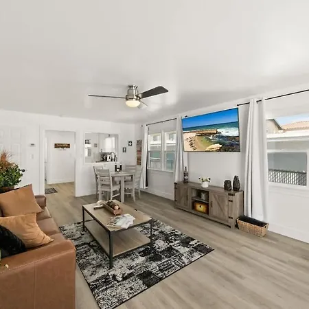 2 Bedroom With Ocean Views Large Deck Remodeled Holiday home *