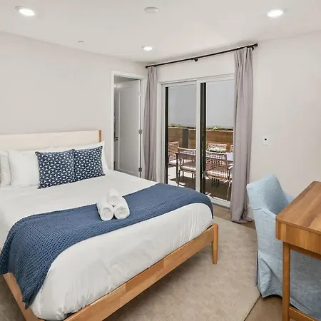 3 Minute Walk To 4 Bedroom Holiday home *