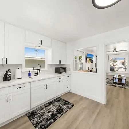Holiday home 2 Bedroom With Ocean Views Large Deck Remodeled