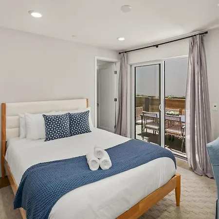 3 Minute Walk To 4 Bedroom Holiday home