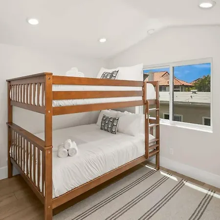 Holiday home 3 Minute Walk To 4 Bedroom
