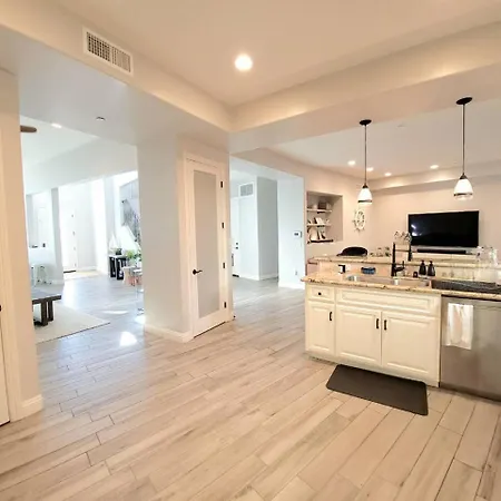 Luxury Coastal Retreat - & Lagoon Holiday home