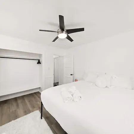 Holiday home 2 Bedroom With Ocean Views Large Deck Remodeled *