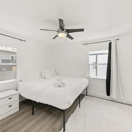 Holiday home 2 Bedroom With Ocean Views Large Deck Remodeled *