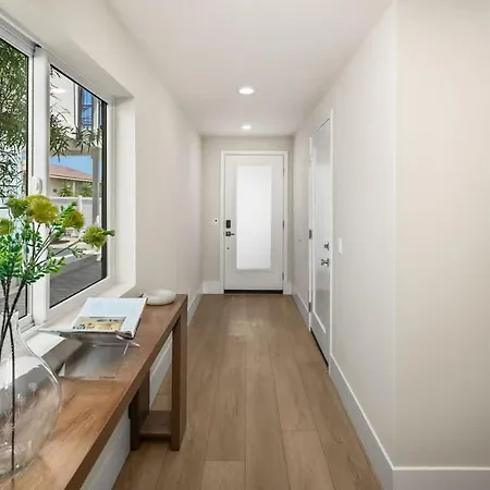 3 Minute Walk To 4 Bedroom Holiday home *