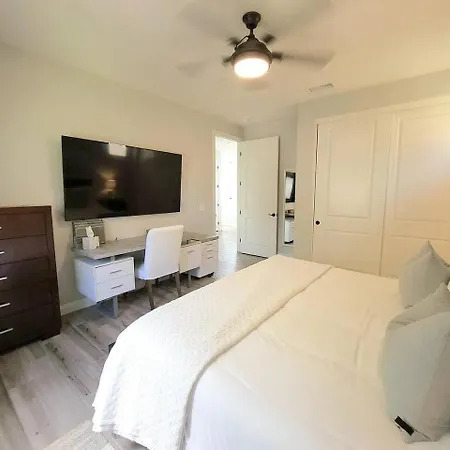 Luxury Coastal Retreat - & Lagoon Holiday home *