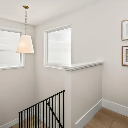 3 Minute Walk To 4 Bedroom *