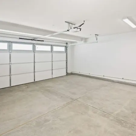 3 Minute Walk To 4 Bedroom *