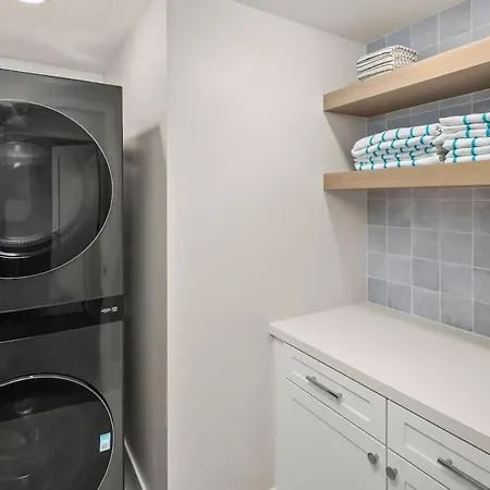 3 Minute Walk To 4 Bedroom Holiday home