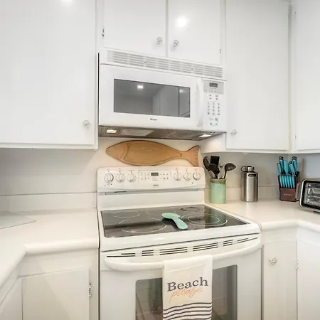 Apartment Oceanfront 2br - Private Patio - Steps To