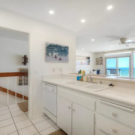 Oceanfront 2br - Private Patio - Steps To Apartment