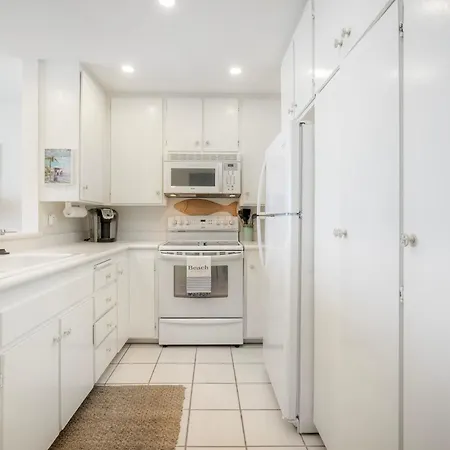 Apartment Oceanfront 2br - Private Patio - Steps To *