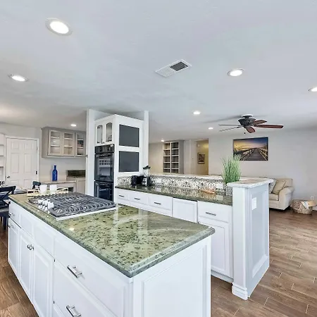 Holiday home Charm - 3br Stunner *