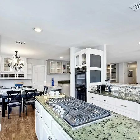Holiday home Charm - 3br Stunner