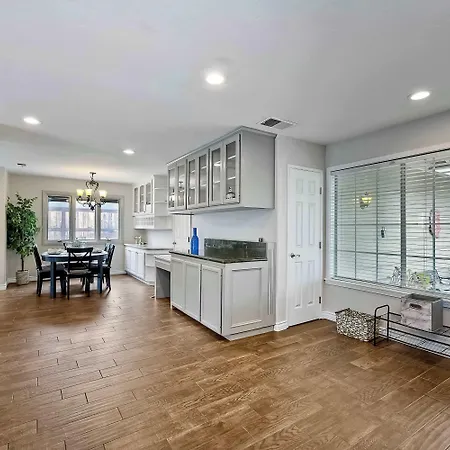 Holiday home Charm - 3br Stunner