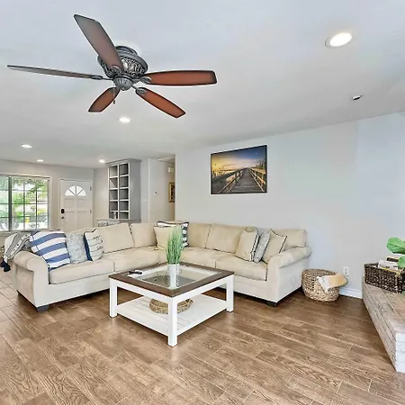 Holiday home Charm - 3br Stunner *