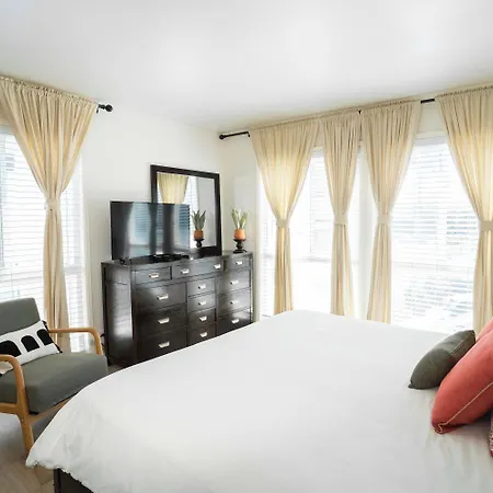 Beachwalk Aparthotel 4*