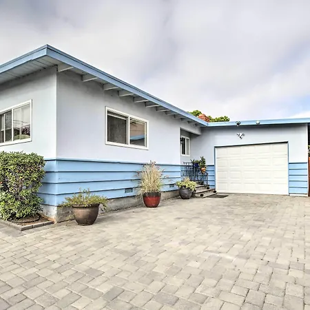 Holiday home Coastal Home: 1 Mi To & Downtown *