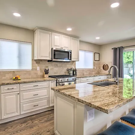 Holiday home Coastal Home: 1 Mi To & Downtown