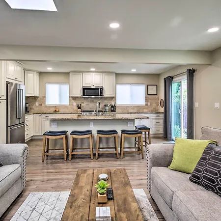 Coastal Home: 1 Mi To & Downtown Holiday home