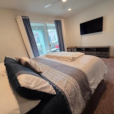 Homestay Master Bedroom-2 With Bathroom, Parking, Balcony 4-min Walking To The & Downtown In