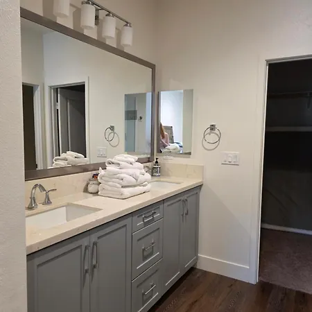 Master Bedroom-2 With Bathroom, Parking, Balcony 4-min Walking To The & Downtown In * Carlsbad