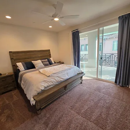 Homestay Master Bedroom-2 With Bathroom, Parking, Balcony 4-min Walking To The & Downtown In
