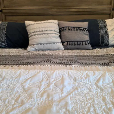 Master Bedroom-2 With Bathroom, Parking, Balcony 4-min Walking To The & Downtown In Homestay *