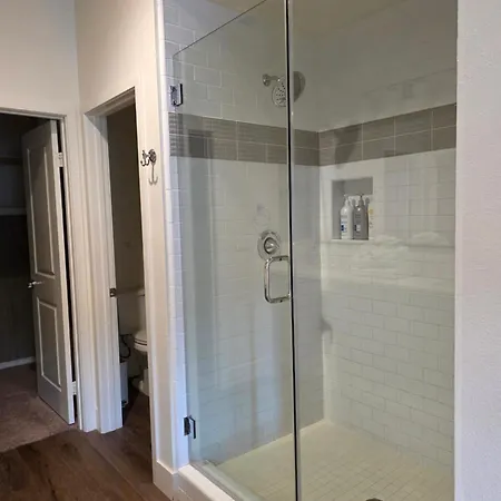 Homestay Master Bedroom-2 With Bathroom, Parking, Balcony 4-min Walking To The & Downtown In