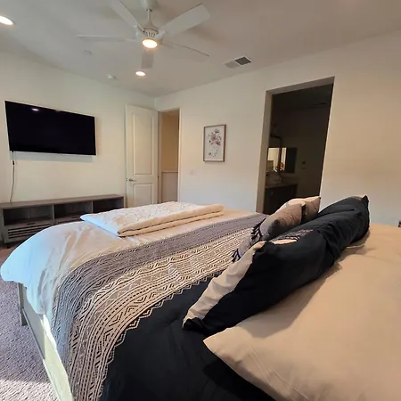 Master Bedroom-2 With Bathroom, Parking, Balcony 4-min Walking To The & Downtown In *