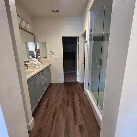 Homestay Master Bedroom-2 With Bathroom, Parking, Balcony 4-min Walking To The & Downtown In *