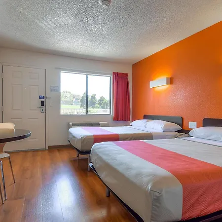 6-carlsbad, Ca - Village Hotel 2*