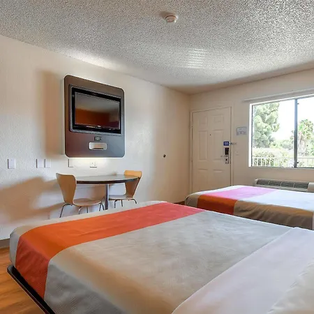 6-carlsbad, Ca - Village Hotel 2*