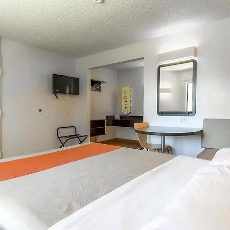 6-carlsbad, Ca - Village Hotel 2*